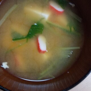 豆腐と水菜とカニかまのお味噌汁